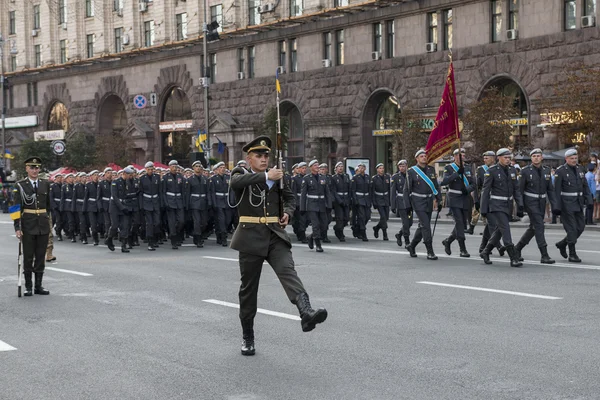 КИЕВ, Украина - 24 августа 2016 года: военный парад в Киеве, посвященный Дню Независимости Украины. Украина отмечает 25-летие Независимости — стоковое фото