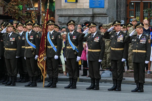 キエフ、ウクライナ - 8月 24, 2016: ウクライナの独立記念日に捧げキエフで軍事パレード.ウクライナ、独立25周年を祝う — ストック写真