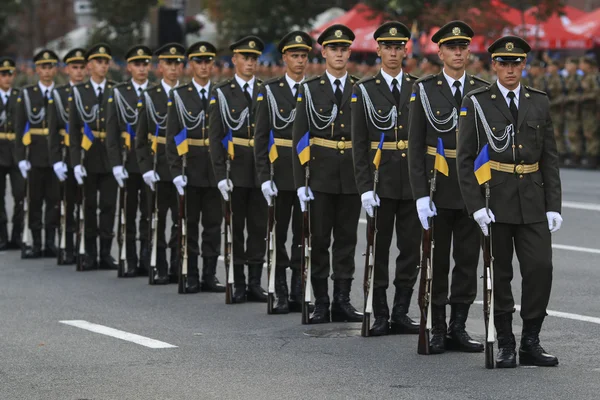 Κίεβο, Ουκρανία-24 Αυγούστου 2016: στρατιωτική παρέλαση στο Κίεβο, αφιερωμένη στην ημέρα ανεξαρτησίας της Ουκρανίας. Η Ουκρανία γιορτάζει την 25th επέτειο της ανεξαρτησίας — Φωτογραφία Αρχείου