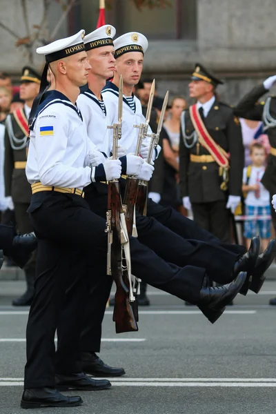 Kyjev, Ukrajina-24. srpna 2016: vojenská přehlídka v Kyjevě, věnovaná dni nezávislosti na Ukrajině. Ukrajina oslavuje 25. výročí nezávislosti — Stock fotografie