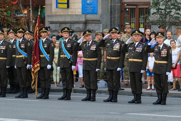 KYIV, UCRANIA - 24 de agosto de 2016: Desfile militar en Kiev, dedicado al Día de la Independencia de Ucrania. Ucrania celebra el 25 aniversario de la Independencia — Foto de Stock