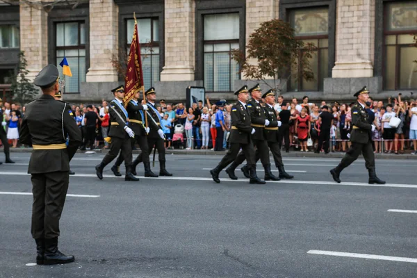 KYIV, UCRANIA - 24 de agosto de 2016: Desfile militar en Kiev, dedicado al Día de la Independencia de Ucrania. Ucrania celebra el 25 aniversario de la Independencia — Foto de Stock