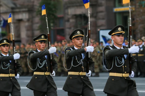 KYIV, UCRANIA - 24 de agosto de 2016: Desfile militar en Kiev, dedicado al Día de la Independencia de Ucrania. Ucrania celebra el 25 aniversario de la Independencia — Foto de Stock