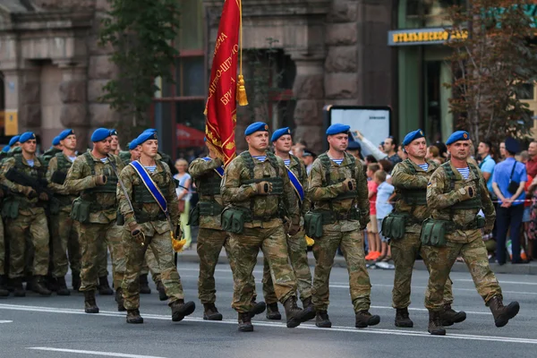 QUIIV, UCRÂNIA - 24 de agosto de 2016: Desfile militar em Kiev, dedicado ao Dia da Independência da Ucrânia. A Ucrânia celebra o 25o aniversário da independência — Fotografia de Stock
