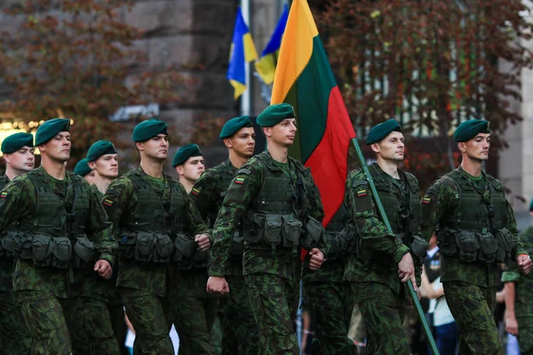 QUIIV, UCRÂNIA - 24 de agosto de 2016: Desfile militar em Kiev, dedicado ao Dia da Independência da Ucrânia. A Ucrânia celebra o 25o aniversário da independência — Fotografia de Stock