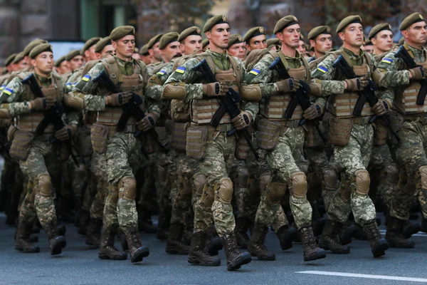 KYIV, UCRANIA - 24 de agosto de 2016: Desfile militar en Kiev, dedicado al Día de la Independencia de Ucrania. Ucrania celebra el 25 aniversario de la Independencia — Foto de Stock