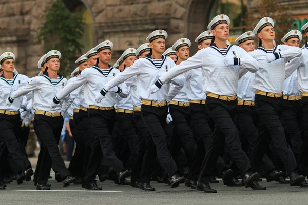 KYIV, UCRANIA - 24 de agosto de 2016: Desfile militar en Kiev, dedicado al Día de la Independencia de Ucrania. Ucrania celebra el 25 aniversario de la Independencia — Foto de Stock