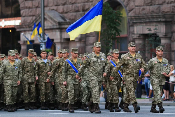 KYIV, UCRANIA - 24 de agosto de 2016: Desfile militar en Kiev, dedicado al Día de la Independencia de Ucrania. Ucrania celebra el 25 aniversario de la Independencia — Foto de Stock