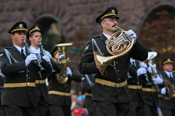 КИЕВ, Украина - 24 августа 2016 года: военный парад в Киеве, посвященный Дню Независимости Украины. Украина отмечает 25-летие Независимости — стоковое фото