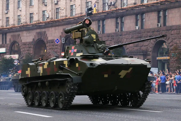 KYIV, UKRAINE - AUGUST 24, 2016: Military parade in Kyiv, dedicated to the Independence Day of Ukraine. Ukraine celebrates 25th anniversary of Independence — Stock Photo, Image