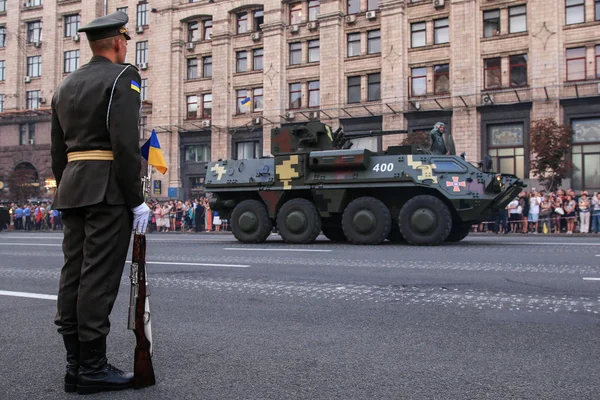 QUIIV, UCRÂNIA - 24 de agosto de 2016: Desfile militar em Kiev, dedicado ao Dia da Independência da Ucrânia. A Ucrânia celebra o 25o aniversário da independência — Fotografia de Stock