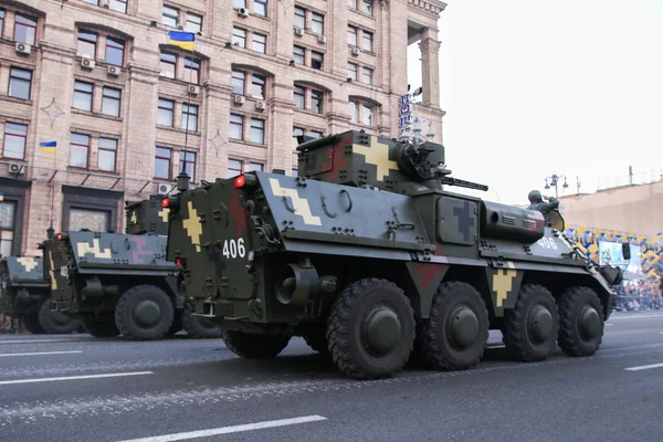 KYIV, UCRANIA - 24 de agosto de 2016: Desfile militar en Kiev, dedicado al Día de la Independencia de Ucrania. Ucrania celebra el 25 aniversario de la Independencia — Foto de Stock
