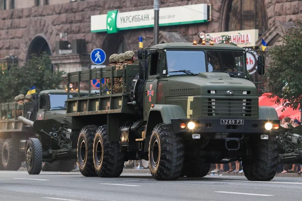 KYIV, UCRANIA - 24 de agosto de 2016: Desfile militar en Kiev, dedicado al Día de la Independencia de Ucrania. Ucrania celebra el 25 aniversario de la Independencia — Foto de Stock