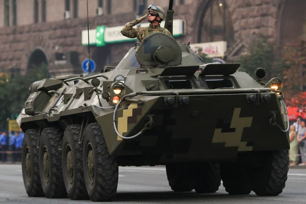 KYIV, UCRANIA - 24 de agosto de 2016: Desfile militar en Kiev, dedicado al Día de la Independencia de Ucrania. Ucrania celebra el 25 aniversario de la Independencia — Foto de Stock