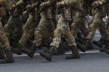 Askeri geçit töreni erkeklerde
