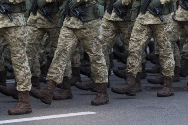 Askeri geçit töreni erkeklerde