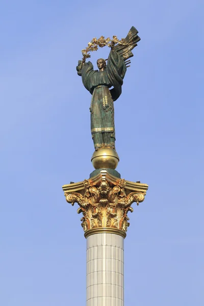 Camponesa Deusa Eslava Berehynia no topo Monumento da Independência, Símbolo da Ucrânia Independência e Revolução Laranja, Praça Maidan Kiev Ucrânia — Fotografia de Stock