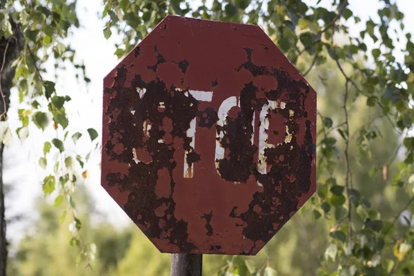 Vieille signalisation rouillée vintage consommée par le temps — Photo