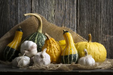 Ahşap arka planda balkabakları