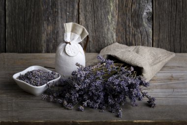 ahşap arka plan üzerinde lavanta