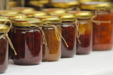 Kavanozun içinde ev yapımı meyve reçeli