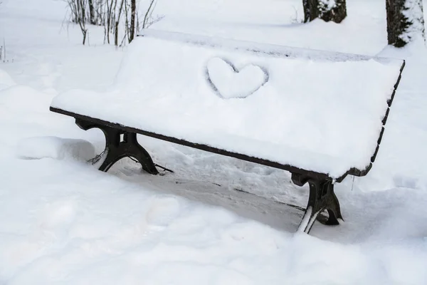 Şehir Parkında Kalp Sembolü Olan Karla Kaplı Bank — Stok fotoğraf