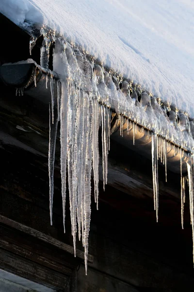 Ghiaccioli Affilati Neve Sciolta Appesa Tetto — Foto Stock