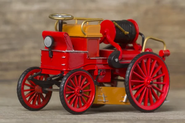 Scale metal model of a retro fire engine — Stock Photo, Image