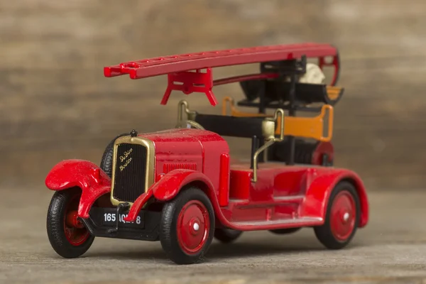 Scale metal model of a retro fire engine — Stock Photo, Image