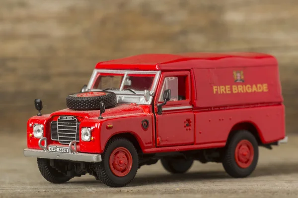 Maßstabsgetreues Metallmodell eines Retro-Feuerwehrfahrzeugs — Stockfoto