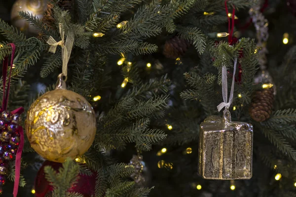 Decoraciones del árbol de Navidad . — Foto de Stock