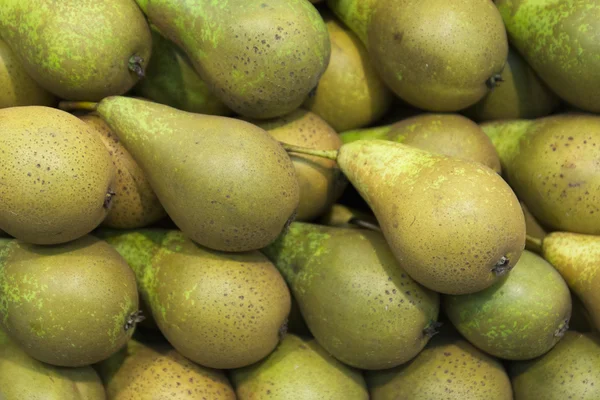 Pêras verdes em um mercado de famers — Fotografia de Stock