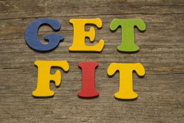 Ahşap bir arkaplanda Sağlamlaştır metni