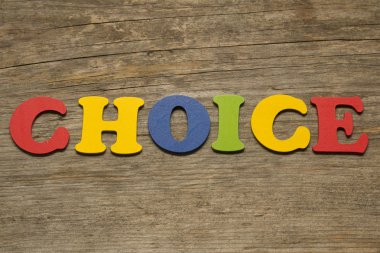 Ahşap arka plan üzerinde kelime seçimi