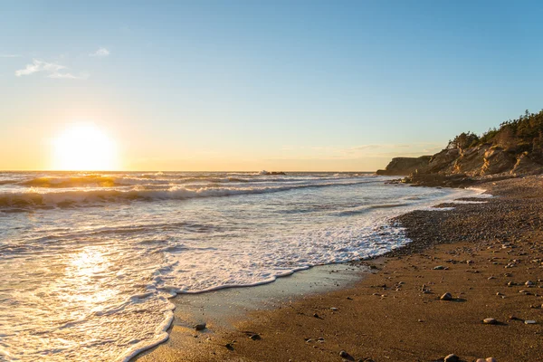 Pobřeží oceánu při západu slunce — Stock fotografie