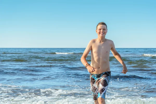 Boy playing on the beach  (Prince Edward Island, Canada) — Stock Photo, Image