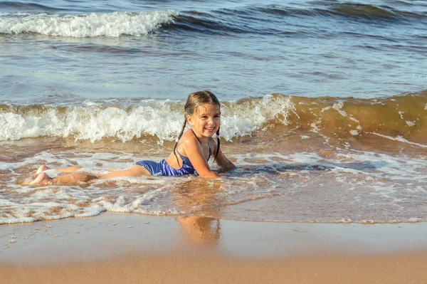 Girl playing on the beach — Stock Photo, Image