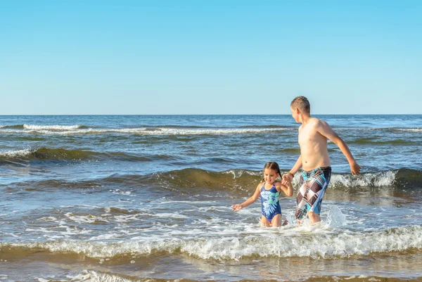 Boy and girl playing on the beach — Stock Photo, Image