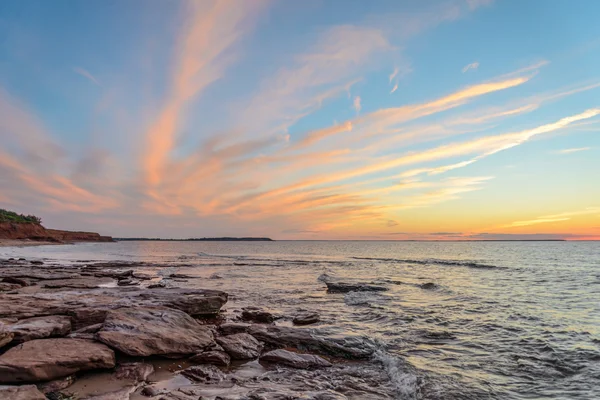 Oceaan strand bij zonsondergang — Stockfoto