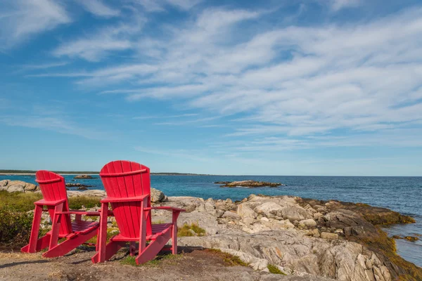 Röda stolar inför Keji Seaside beach (South Shore, Nova Scotia, — Stockfoto