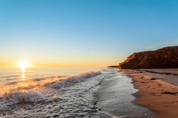 Oceaan kust bij de zonsopgang — Stockfoto