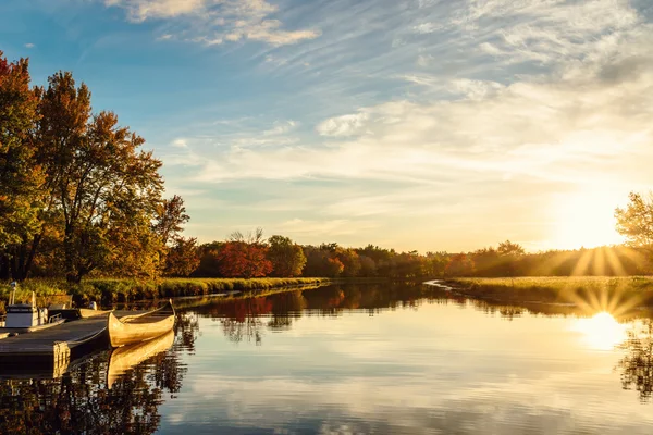 Schöne Aussicht auf den Sonnenuntergang bei der Landung von jakes — Stockfoto