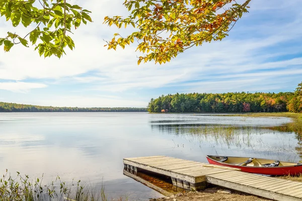 Jezero Kejimkujik podzim od jeremy bay campground — Stock fotografie