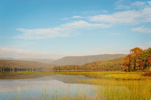 秋にウォーレン湖 — ストック写真