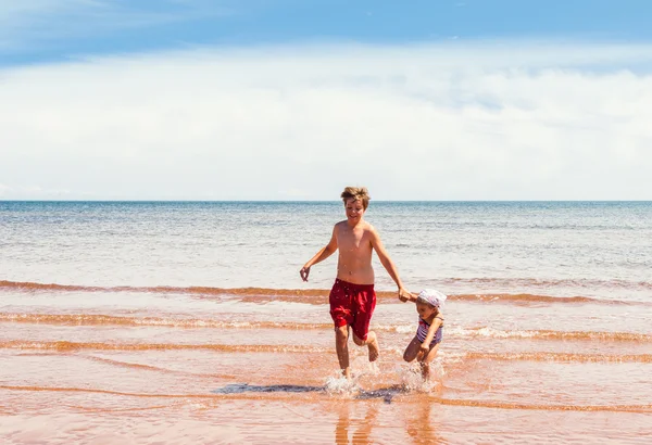 Little girl and boy playing on the beach — Stock Photo, Image