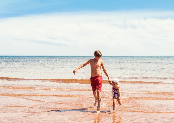 Little girl and boy playing on the beach — Stock Photo, Image