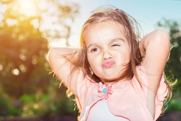 Mooie kleine meisje poseren buitenshuis — Stockfoto