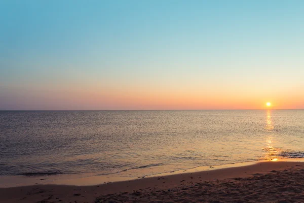 ทะเลชายฝั่งตอนพระอาทิตย์ขึ้น — ภาพถ่ายสต็อก