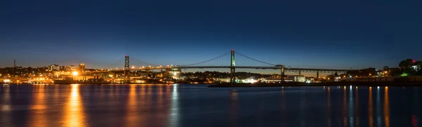 Panorama de Angus L. Macdonald Bridge que liga Halifax a D — Fotografia de Stock