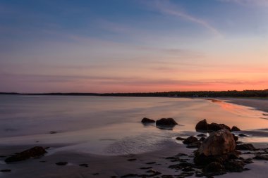 Kumsalda gün batımı (uzun çekim hızı)